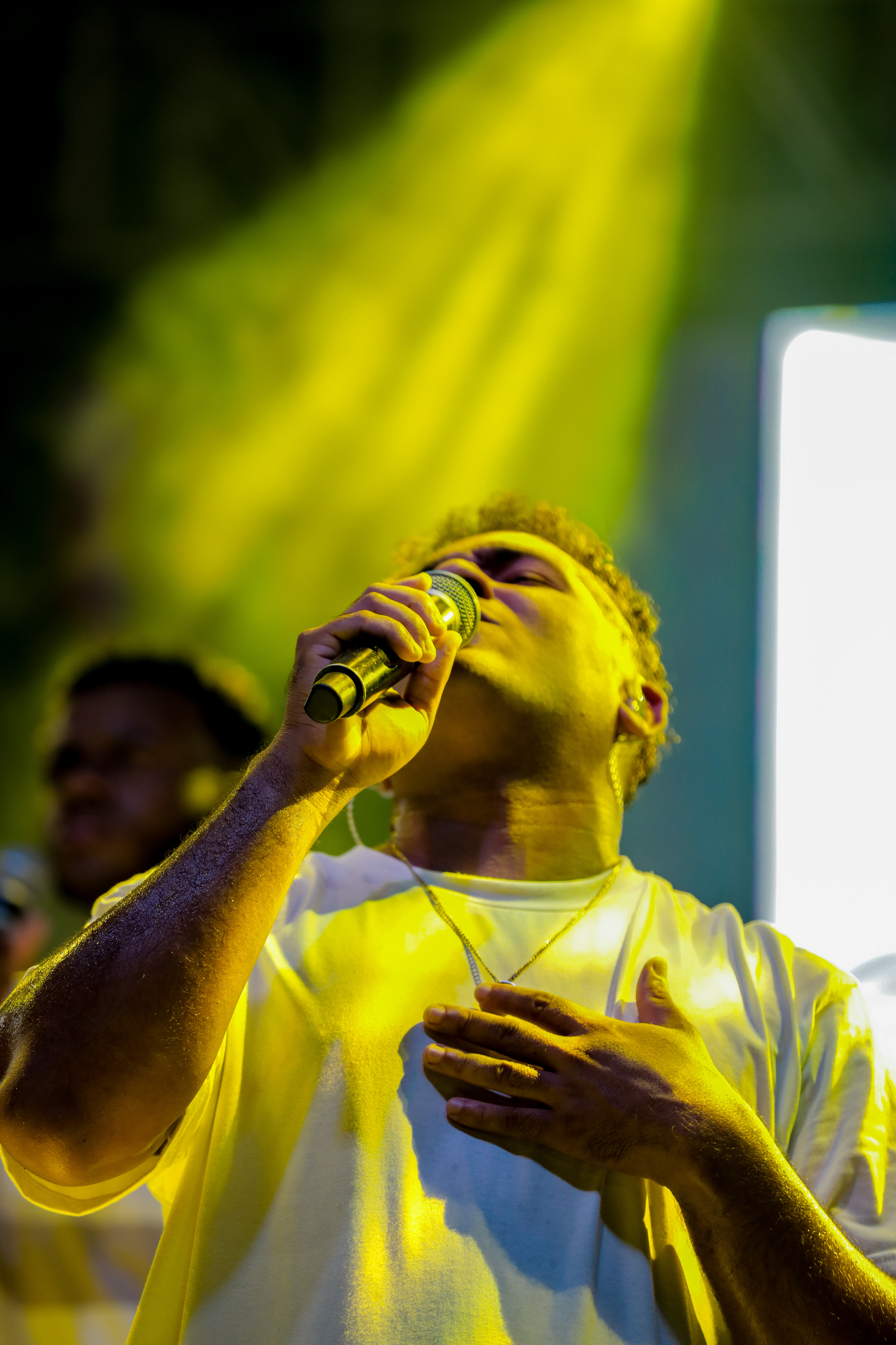 Adrián CH cantando en vivo