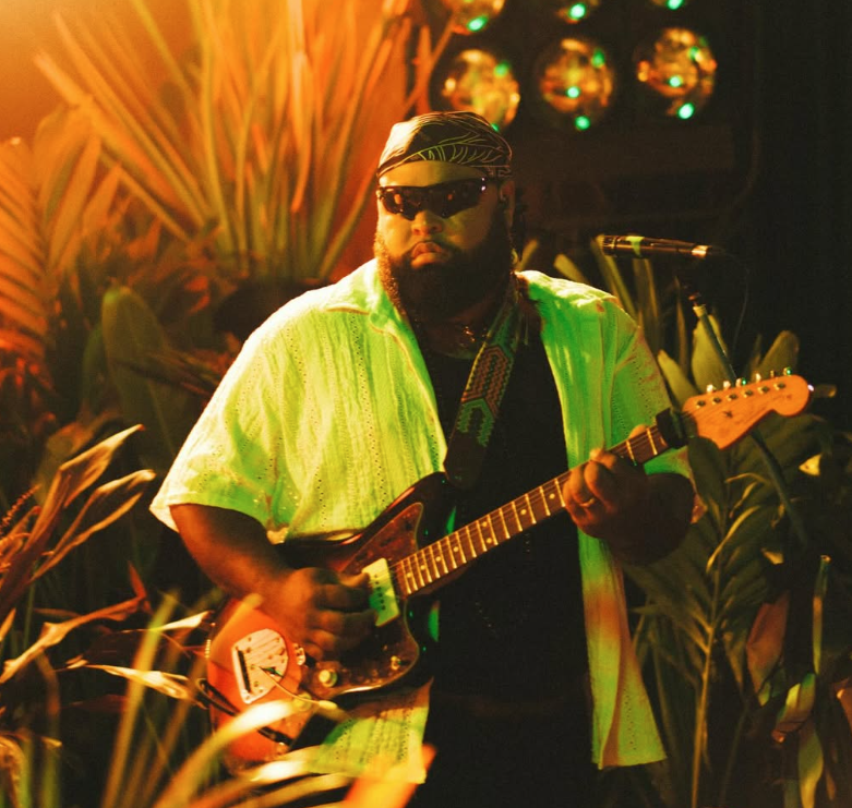 Tonny Ranks tocando guitarra durante un live session